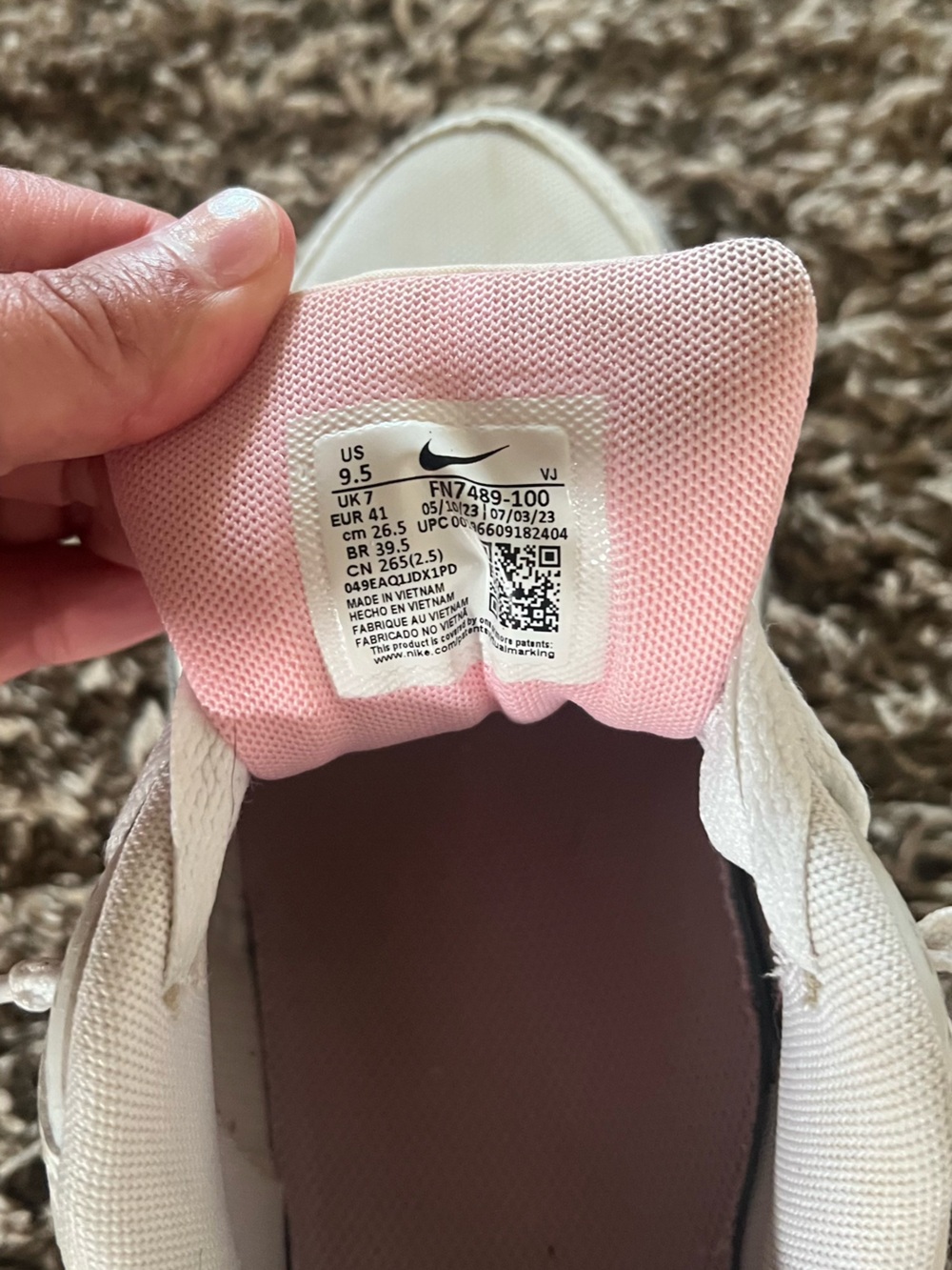 Nike Women's White and Pink Low-Top Athletic Sneakers - Picture 12 of 12